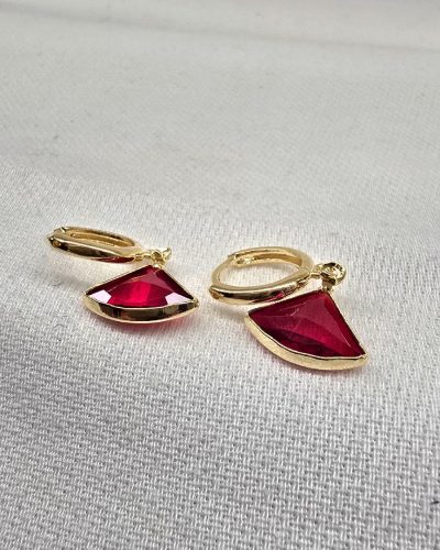 Foto 50: Brinco argola pedra vermelha pendurada banho ouro 18k - 2,5cm